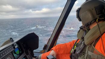 Un helicóptero de rescate canadiense sobrevuela el océano en busca del pesquero Villa de Pitanxo.