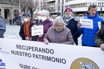 La coordinadora Recuperando y la Plataforma de Defensa del Patrimonio Navarro se han concentrado en Iruñea frente a la Delegación del Gobierno español