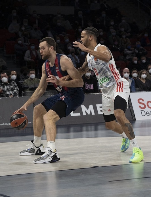 Matt Costello, llevando a cabo sus movimientos de pívot.