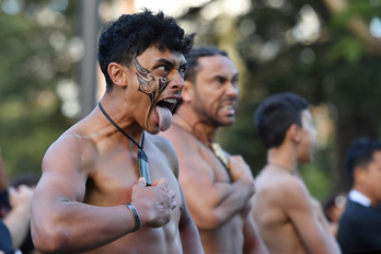 Maoríes durante la tradicional Haka. 