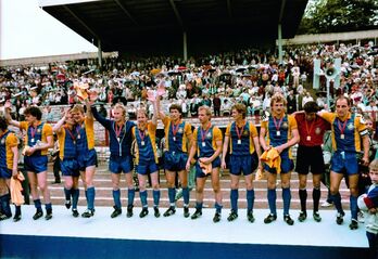 Los jugadores del Lokomotive Leipzig portan una pancarta antes de un partido. 