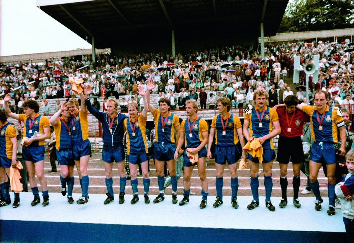 Los jugadores del Lokomotive Leipzig celebran uno de los títulos de Copa. (LOKOMOTIVE LEIPZIG)