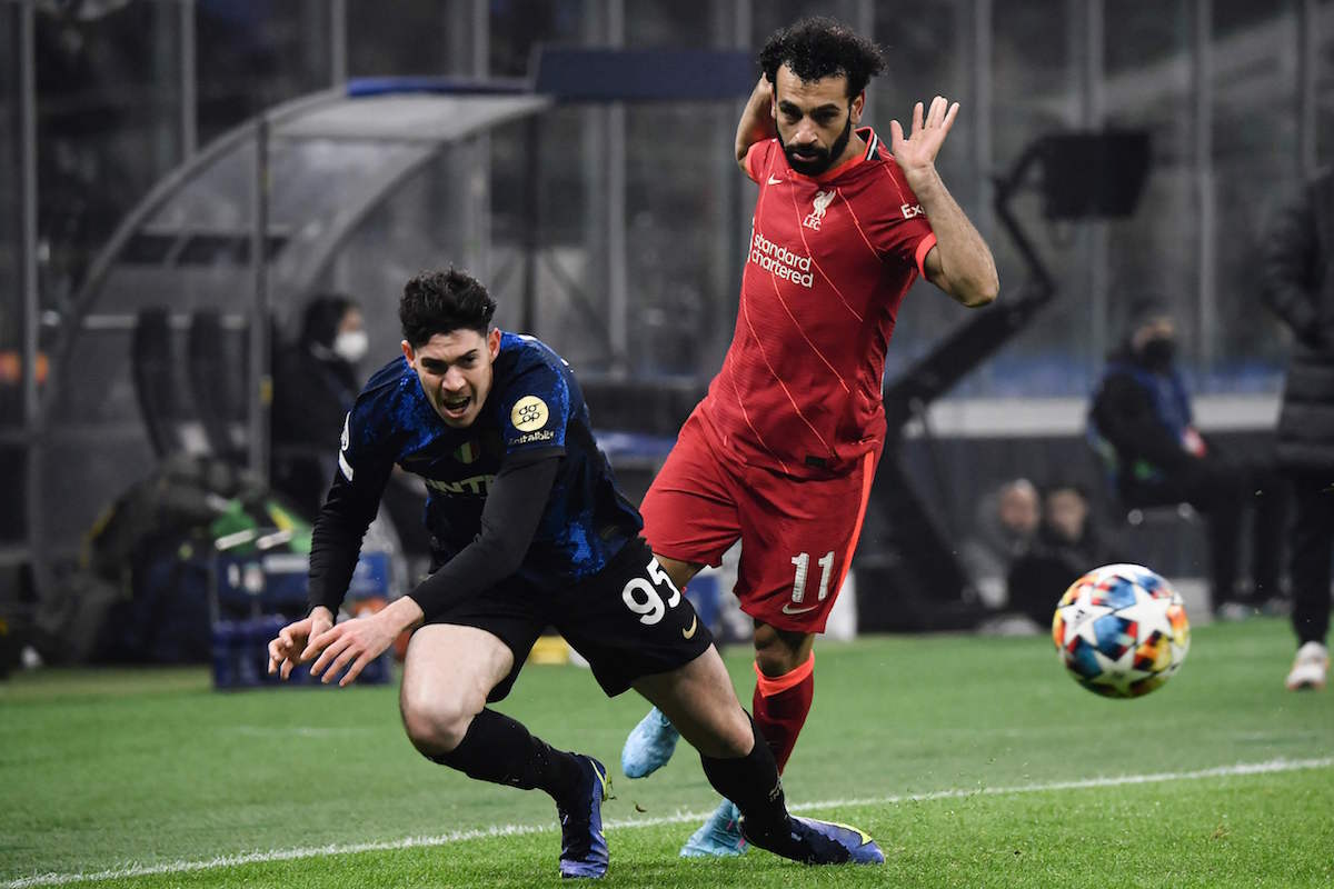 Salah, autor del segundo gol de Liverpool, pelea con el interista Bastoni. (Filippo MONTEFORTE/AFP)