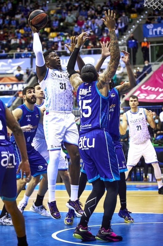 La descalificación de un Ángel Delgado desquiciado simboliza la derrota de Bilbao Basket en Burgos.