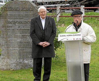 J. Abeberry et J.-L. Davant, deux des fondateurs du mouvement Enbata, pour le 50e anniversaire d’Itxasu, le 30 mars 2013.