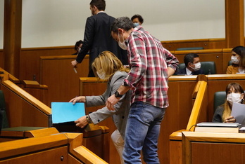 Julen Arzuaga y Miren Gallastegi ultiman el acuerdo antes de iniciar el debate en el que luego hubo fricciones entre ellos. 
