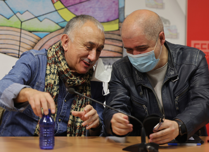 Los secretarios generales de UGT y CCOO, Pepe Álvarez (i) y Unai Sordo, conversan en un encuentro organizado por ambos sindicatos sobre la reforma laboral.