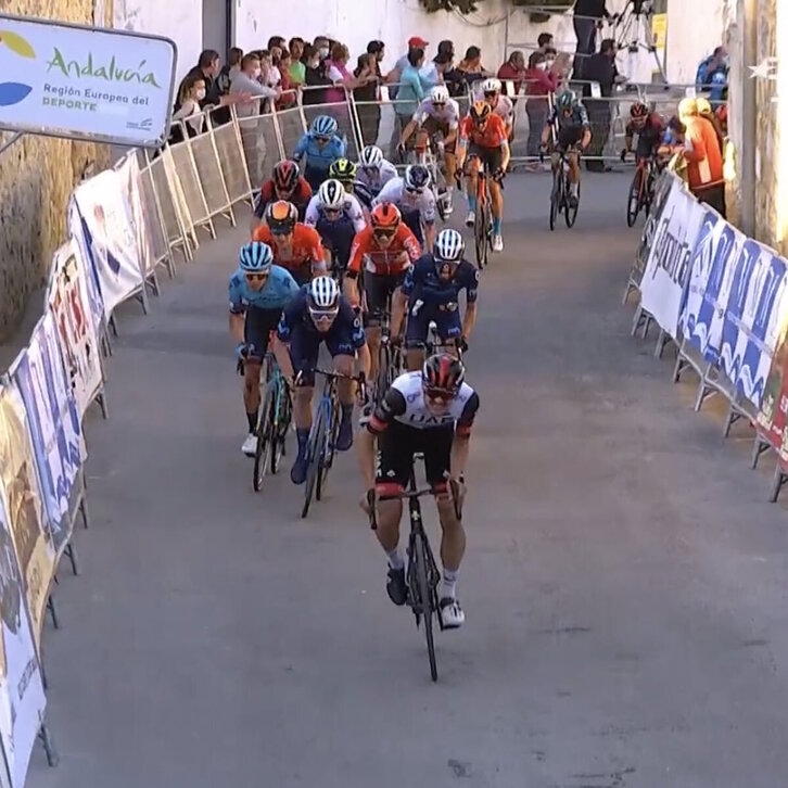 Alessandro Covi ha atacado desde lejos y ha superado a Miguel Ángel López.