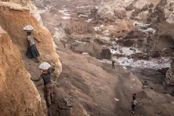 Dos mujeres en una mina de granito de Burkina Faso, en enero de este año.
