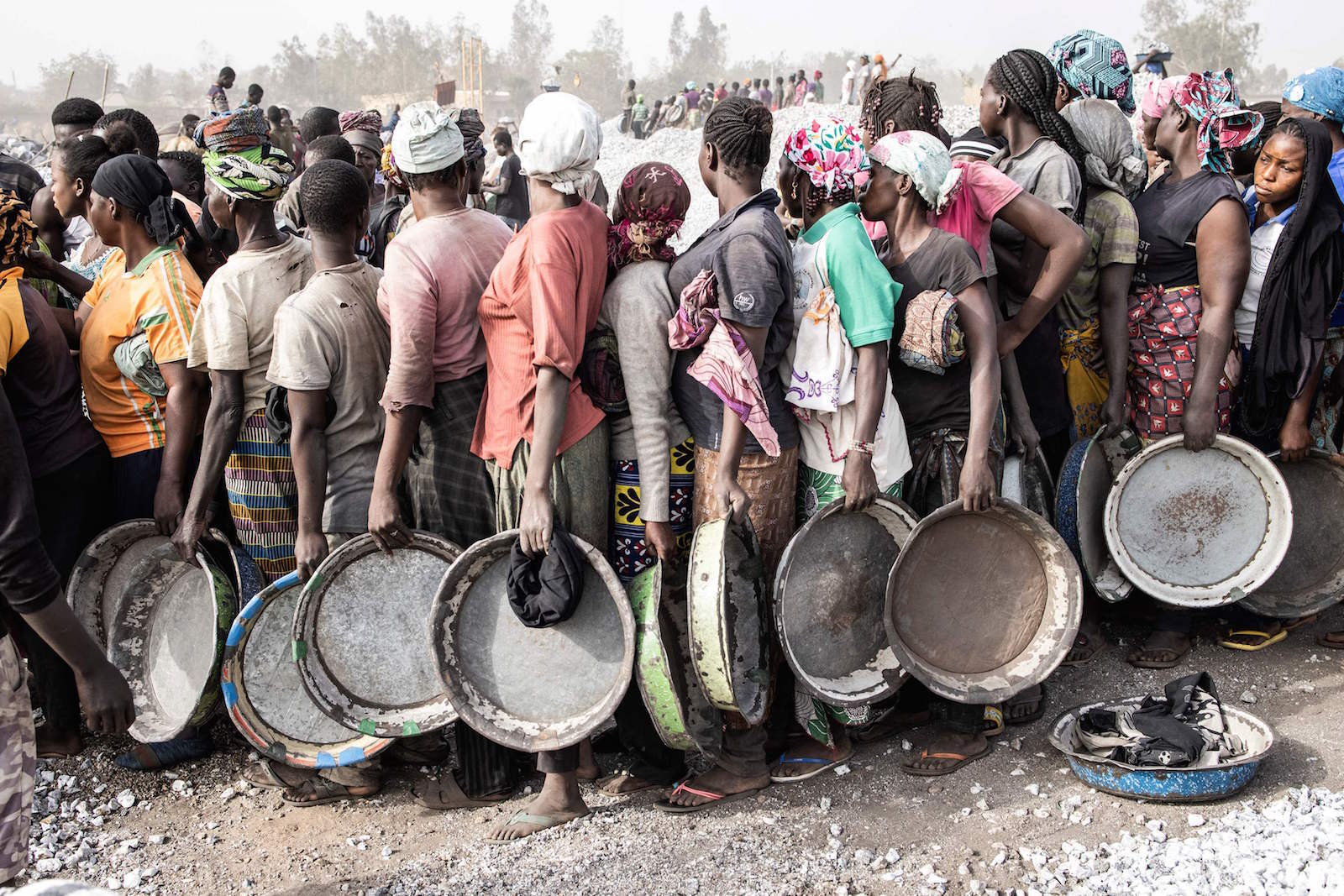 Mujeres hacen cola en una mina de Granito en Burkina Faso.