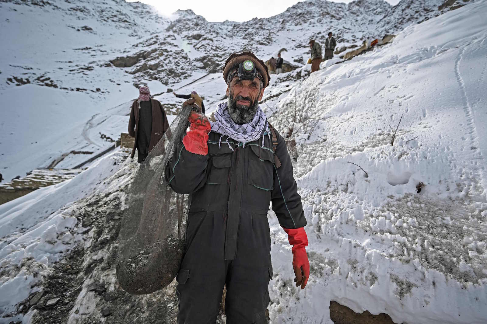Un minero desciende de una mina de esmeralda en Afganist&aacute;n, en enero de este a&ntilde;o. (Mohd RASFAN/AFP)