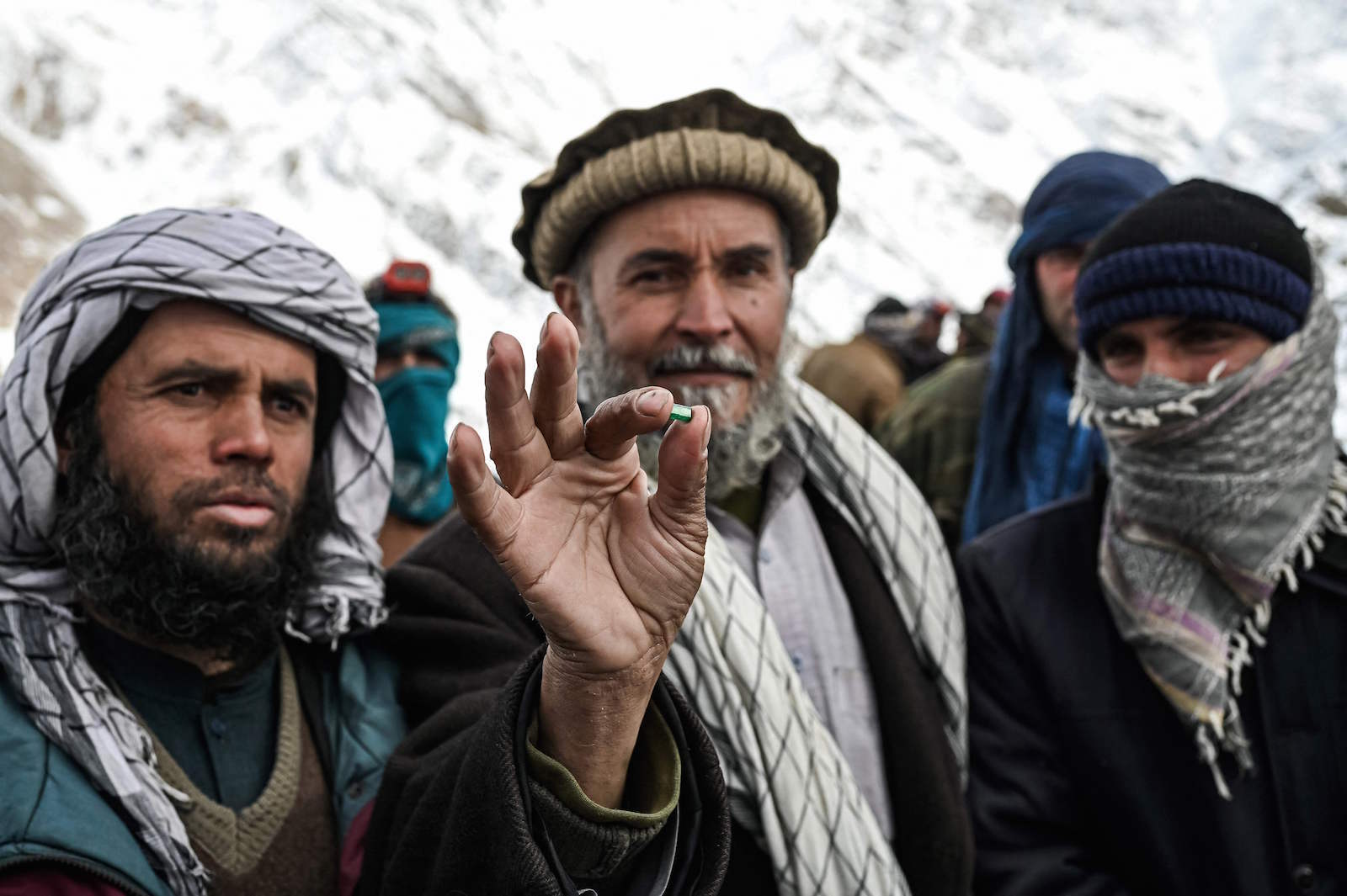 Tres hombres posan con una esperalda reci&eacute;n extra&iacute;da en una mina de Afganist&aacute;n, en enero de este a&ntilde;o. (Mohd RASFAN/AFP)