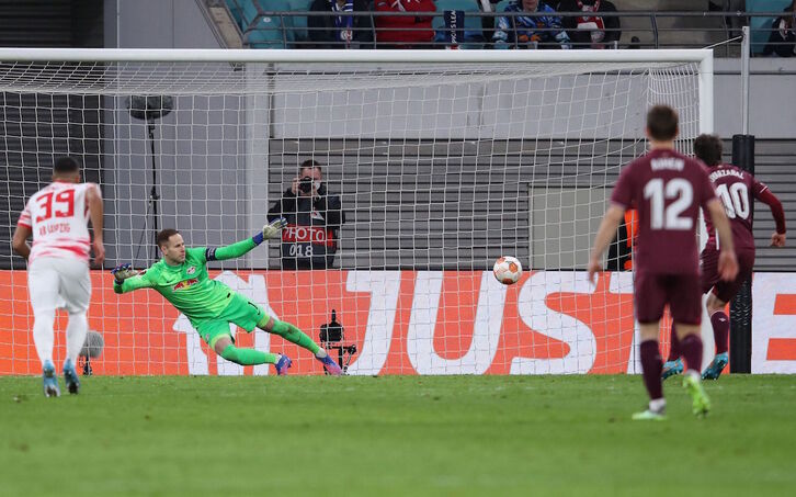 Momento en el que Oyarzabal transforma el penalti que suponía el 1-2.