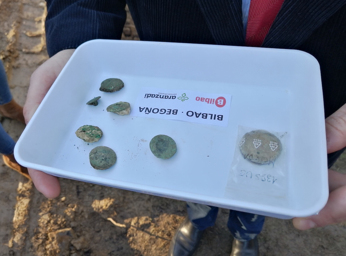 Monedas y botones encontrados en una fosa com&uacute;n de &eacute;poca carlista en el cementerio de Bego&ntilde;a. (Asier ROBLES)