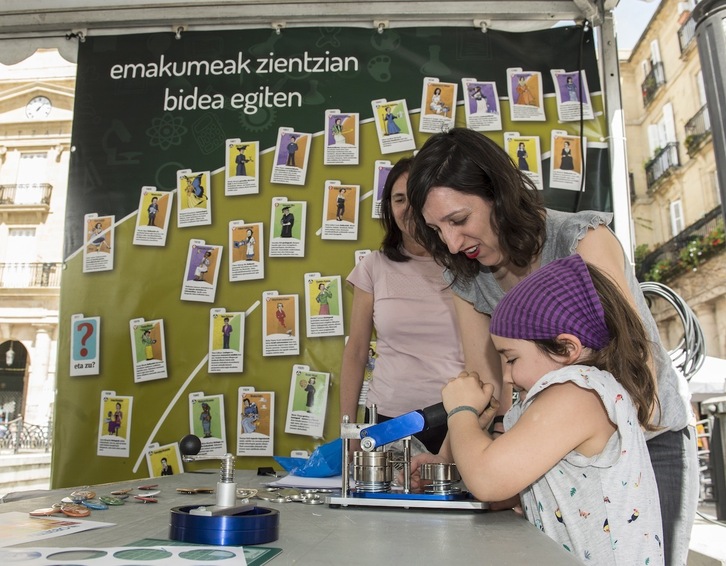 Zientzia Azokaren 2018ko edizioko irudi bat. Zientzia, bereziki emakumeena, kalera atera zuten gazteek Bilbon.