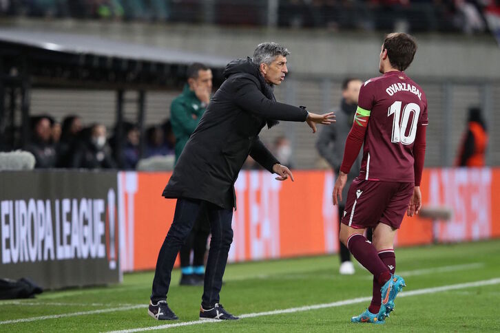 Imanol da instrucciones a Oyarzabal en el partido del jueves de Leipzig, cuyo desgaste asume.