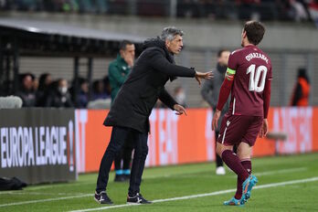 Imanol da instrucciones a Oyarzabal en el partido del jueves de Leipzig, cuyo desgaste asume.