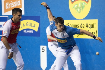 Joseba Ezkurdia, pilota astintzeko prest, Zallako pilotalekuan