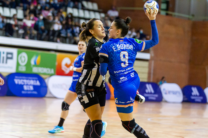 Emma Boada Rocio Campligi argentinarraren defentsa gogorrean lekua topatu nahian.