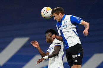 Tenaglia gana a Vinicius en la pugna por el balón. 