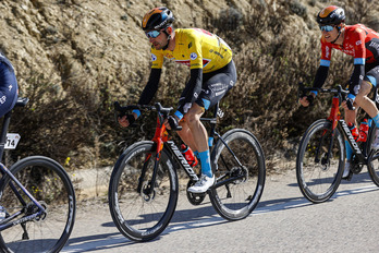 Poels ha defendido el maillot amarillo en la última etapa con la ayuda del Bahrain.