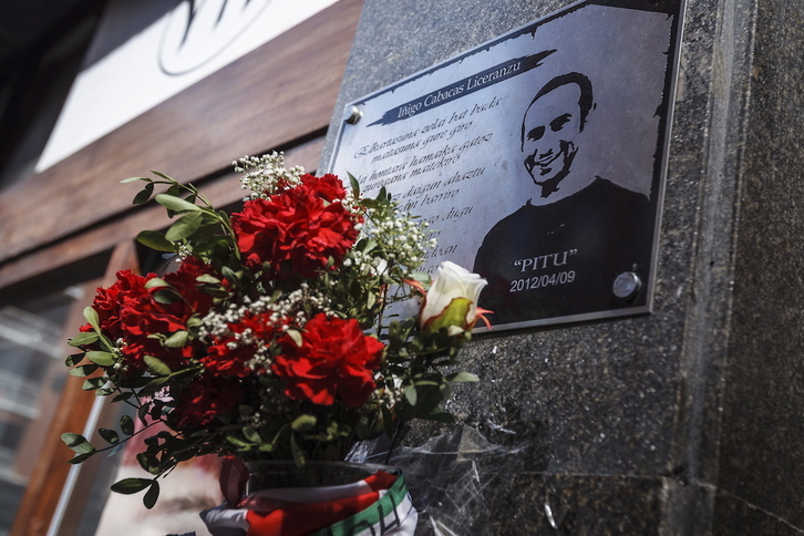 Iñigo Cabacasen omenez Kirruli plazan dagoen plaka.