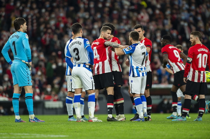 Remiro y Muniain, con el balón en las manos, en los instantes previos al penalti parado por el portero realista al capitán del Athletic.