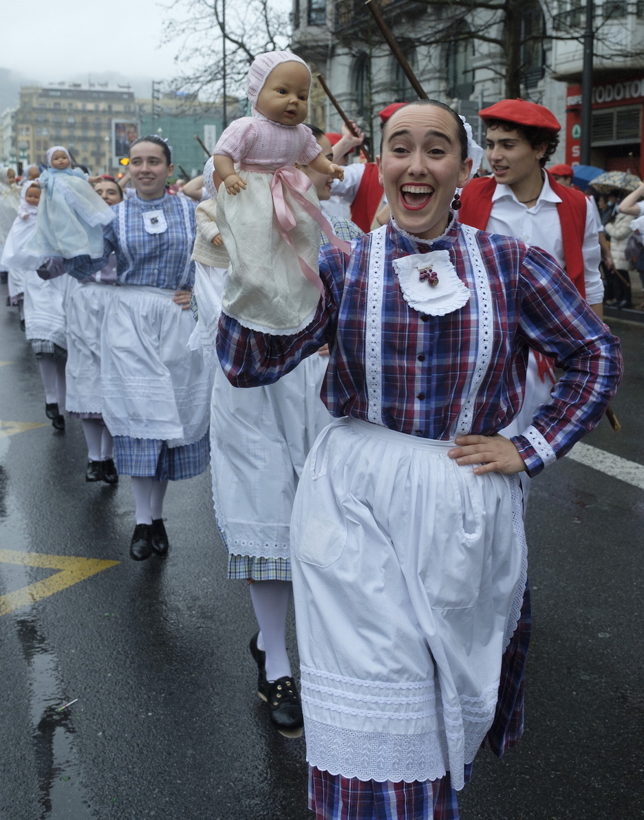 Kresala Elkarteko Inudeak eta Artzainak konpartsaren desfilea. Kresala Elkarteko Inudeak eta Artzainak konpartsaren desfilea.