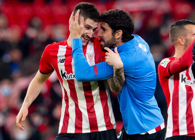 Raúl García anima a Sancet. (@AthleticClub) Raúl García anima a Sancet. (@AthleticClub)