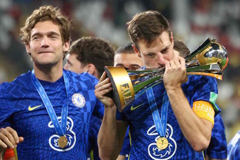César Azpilicueta besa el trofeo del Mundial de Clubes, recientemente ganado por el Chelsea por primera vez en su historia.