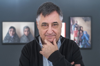 El fotoperiodista Gervasio Sánchez en la apertura de la exposición «Violencias contra las mujeres en conflictos internacionales» en Okendo Kultur Etxea, en Donostia.