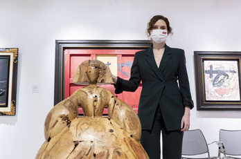 Mientras Casado parecía agotar su liderazgo, Ayuso posaba hoy en una exposición de arte.