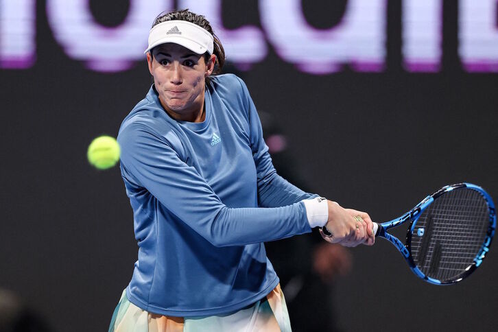 Garbiñe Muguruza se dispone a golpear la pelota en Doha.
