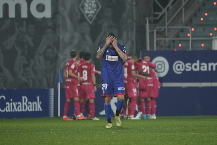 Sergio Moreno se lamenta en primer plano mientras los jugadores del Leganés celebran el gol que les adelantaba en el marcador, justo antes del descanso.