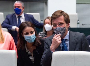 Martínez-Almeida sonríe en el Pleno del Ayuntamiento de Madrid.