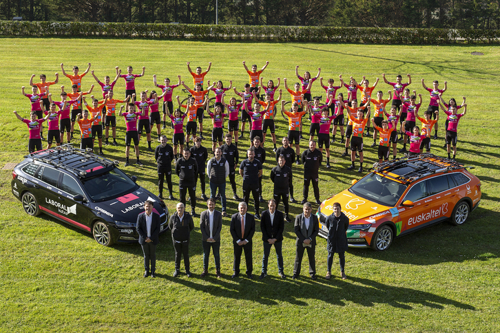 Las tres plantillas del Euskaltel y el Laboral Kutxa han posado juntas con el staff y los patrocinadores.