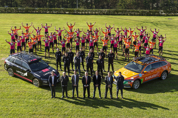 Las tres plantillas del Euskaltel y el Laboral Kutxa han posado juntas con el staff y los patrocinadores.