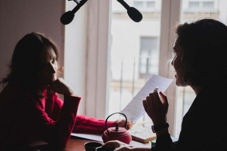 Ana Torrent y Lur Olaizola en una secuencia de ‘Hirugarren koadernoa’.