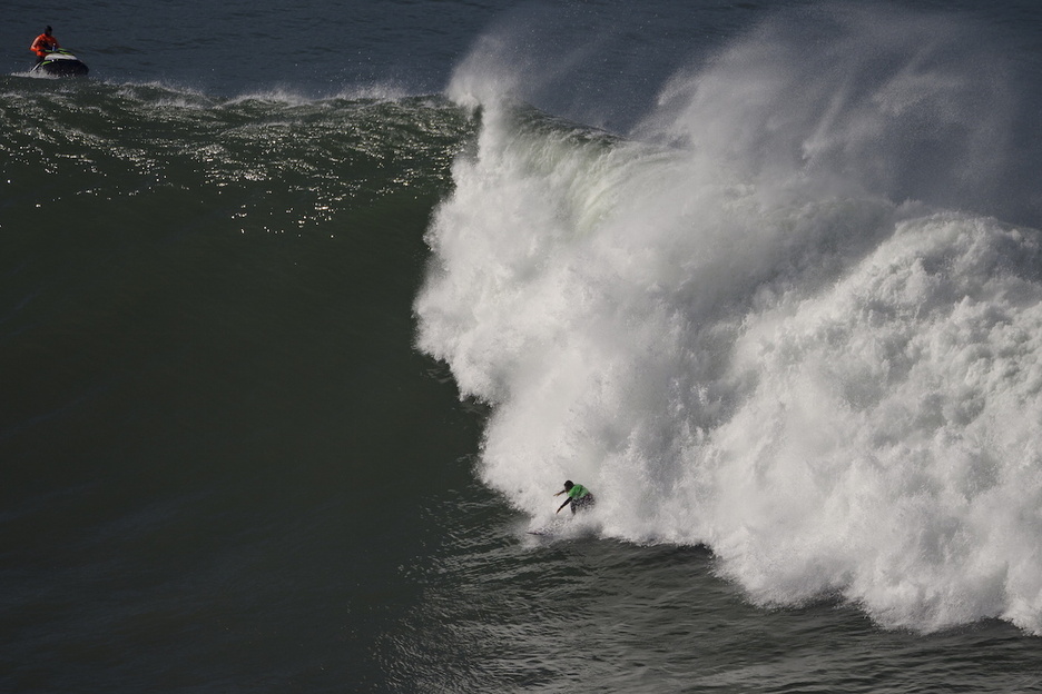 Surflari ausart bat, Punta Galeako olatu gainean.