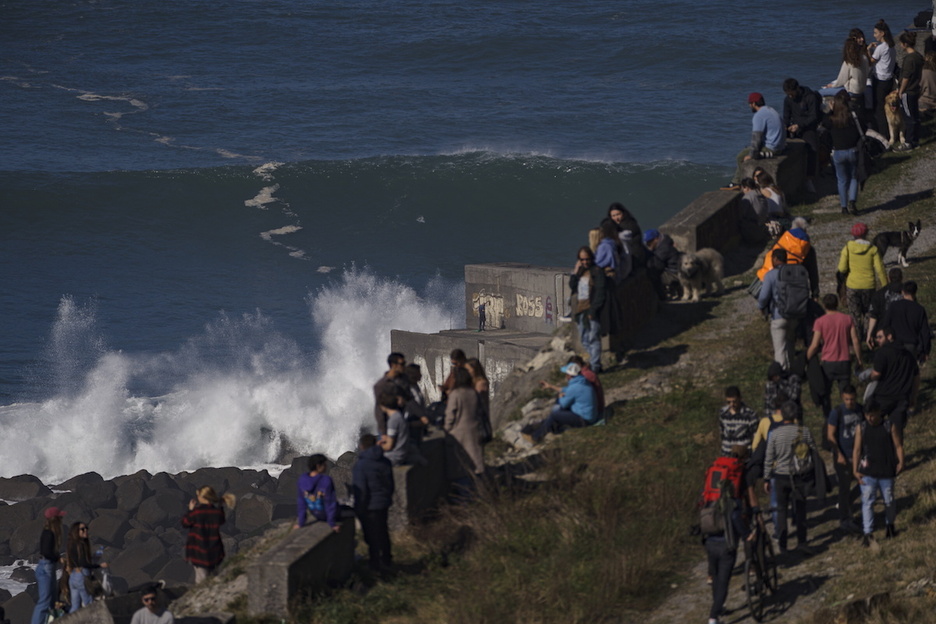 Jendea itsasotik gertu bildu da txapelketa ikusteko.