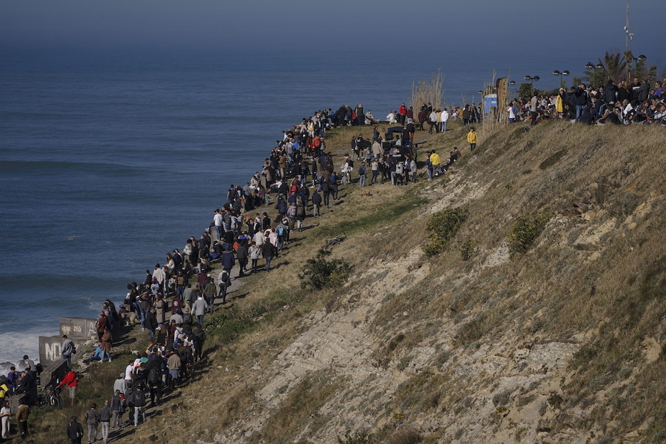 Gorago ere, mendian, jende pilaketa egon da surflarien irudiruk onena ikusteko.