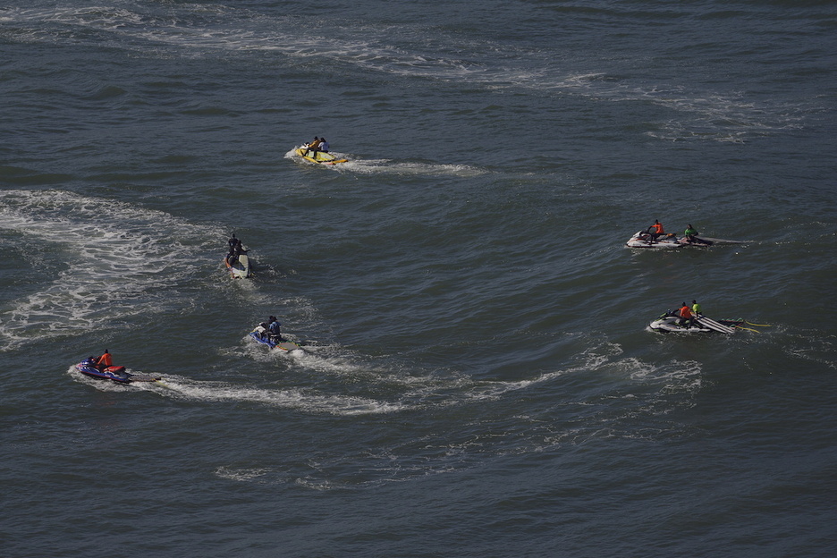 Txapelketan parte hartu duten surflariak olatuei itxoiten.