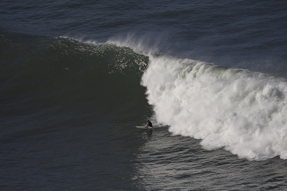 Beste surflari bat, olatua surfeatzen.