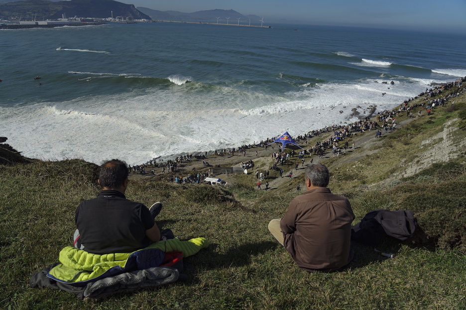 Punta Galeako beste irudi orokor bat eta zaleak adi-adi.