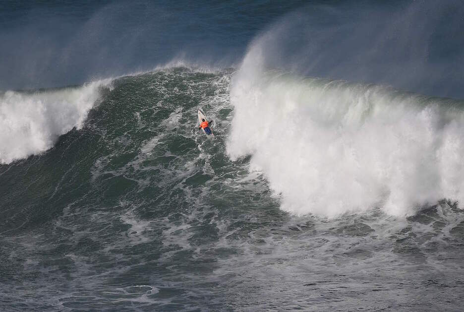 Surflari bat, olatuen kontra tokia hartzeko.