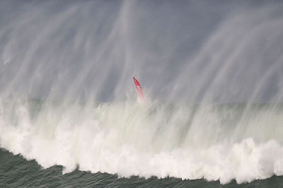 Olatu batek surf tabla bat «irentsi» egin du.