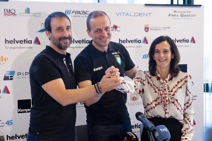Quique Domínguez –en el centro–, junto al director deportivo, Carlos García, y la presidenta de Anaitasuna, Mertxe López.