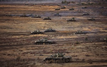 Captura de video en la que aparecen tanques durante los ejercicios conjuntos de las fuerzas armadas de Rusia y Bielorrusia en un campo de tiro cerca de la ciudad bielorrusa de Brest.