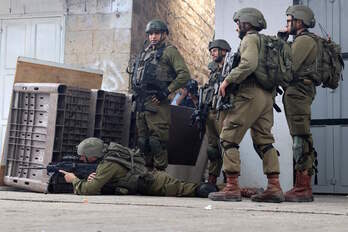 Soldados del ejercito israelí toman posición en en Hebron, localidad palestina. 