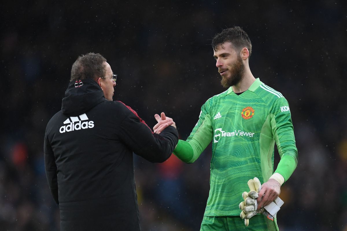 Ralf Rangnick saluda al guardameta De Gea al término del encuentro ante el Leeds United. (Paul ELLIS/AFP)